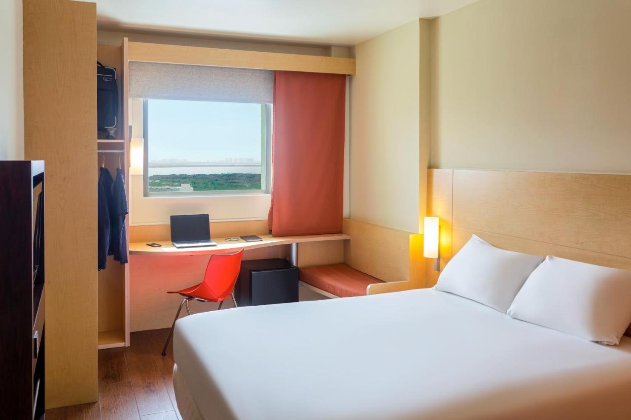 Quarto com Cama de Casal e Vista da Lagoa