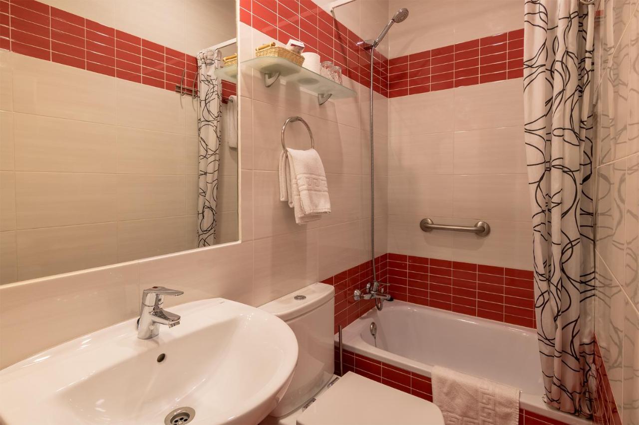 Tweepersoonskamer met 2 Aparte Bedden en Eigen Badkamer