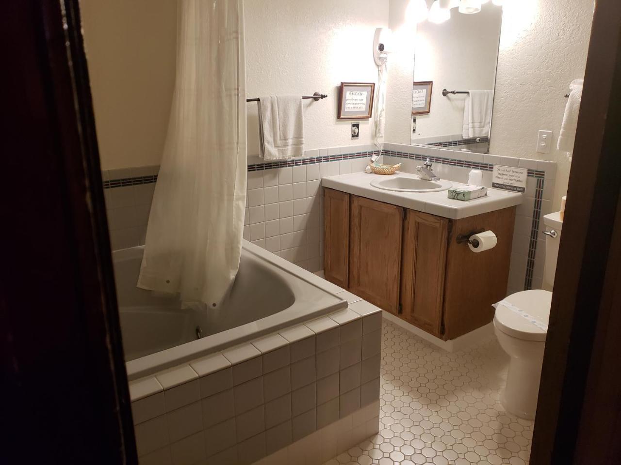 Queen Room with Private External Bathroom with Hot Tub