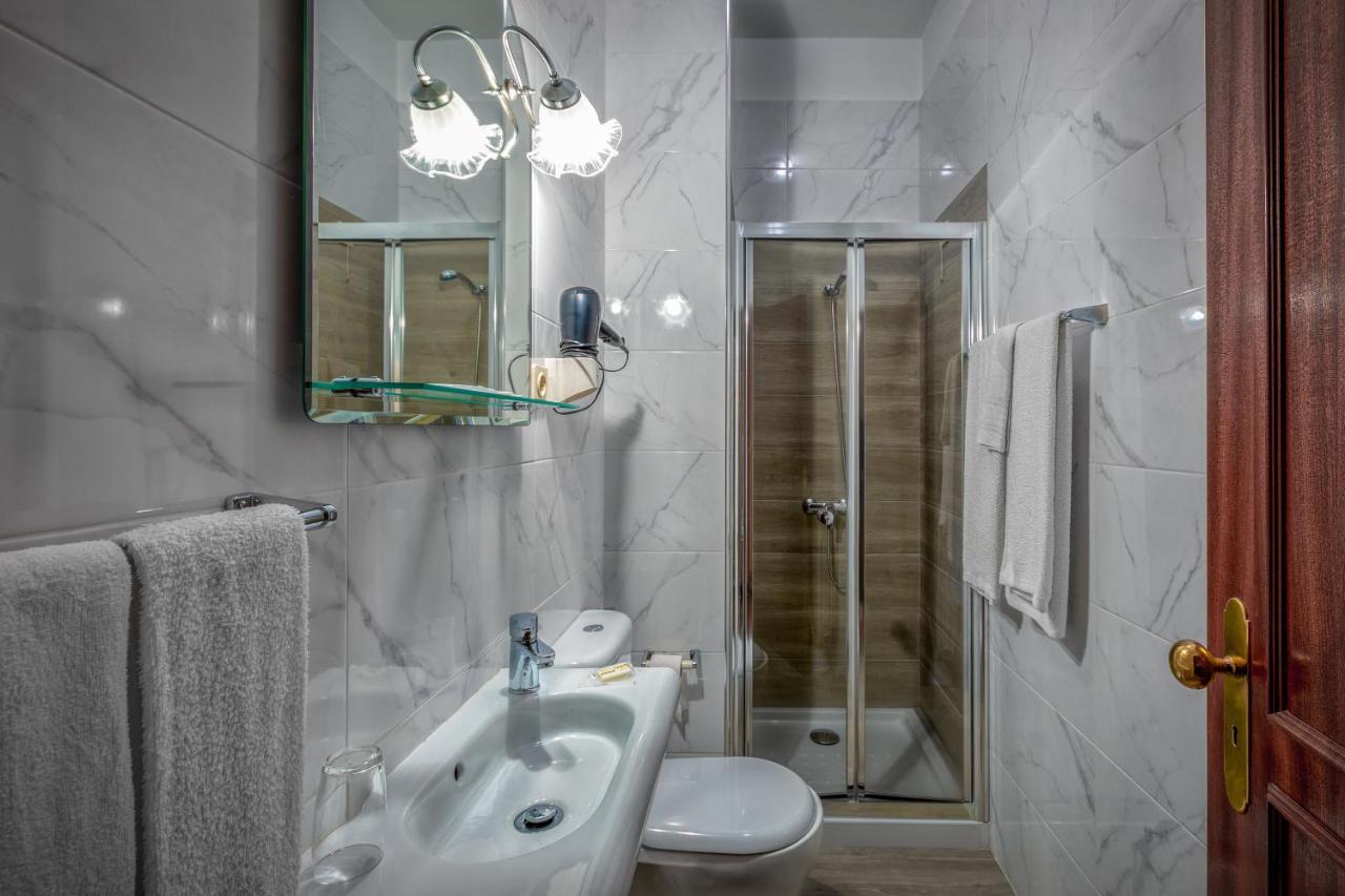 Quarto Deluxe (2 Adultos + 1 Criança)