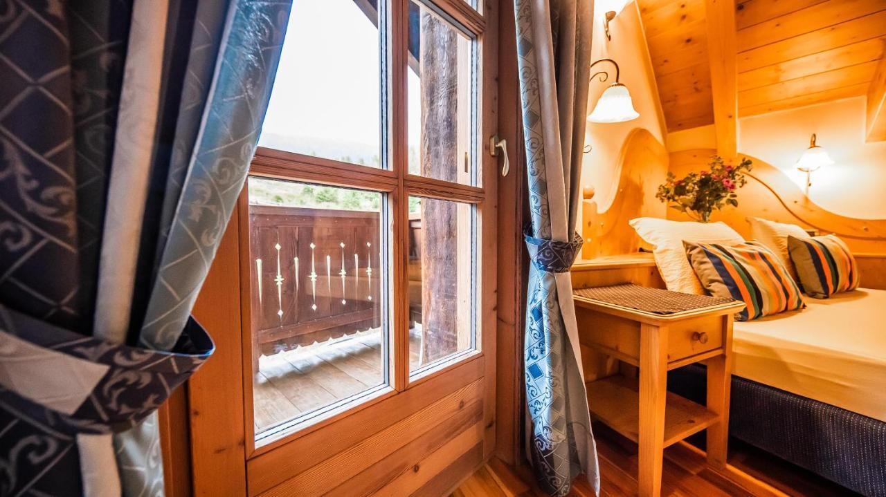 One-Bedroom Apartment Balcony,747139106:JPEG