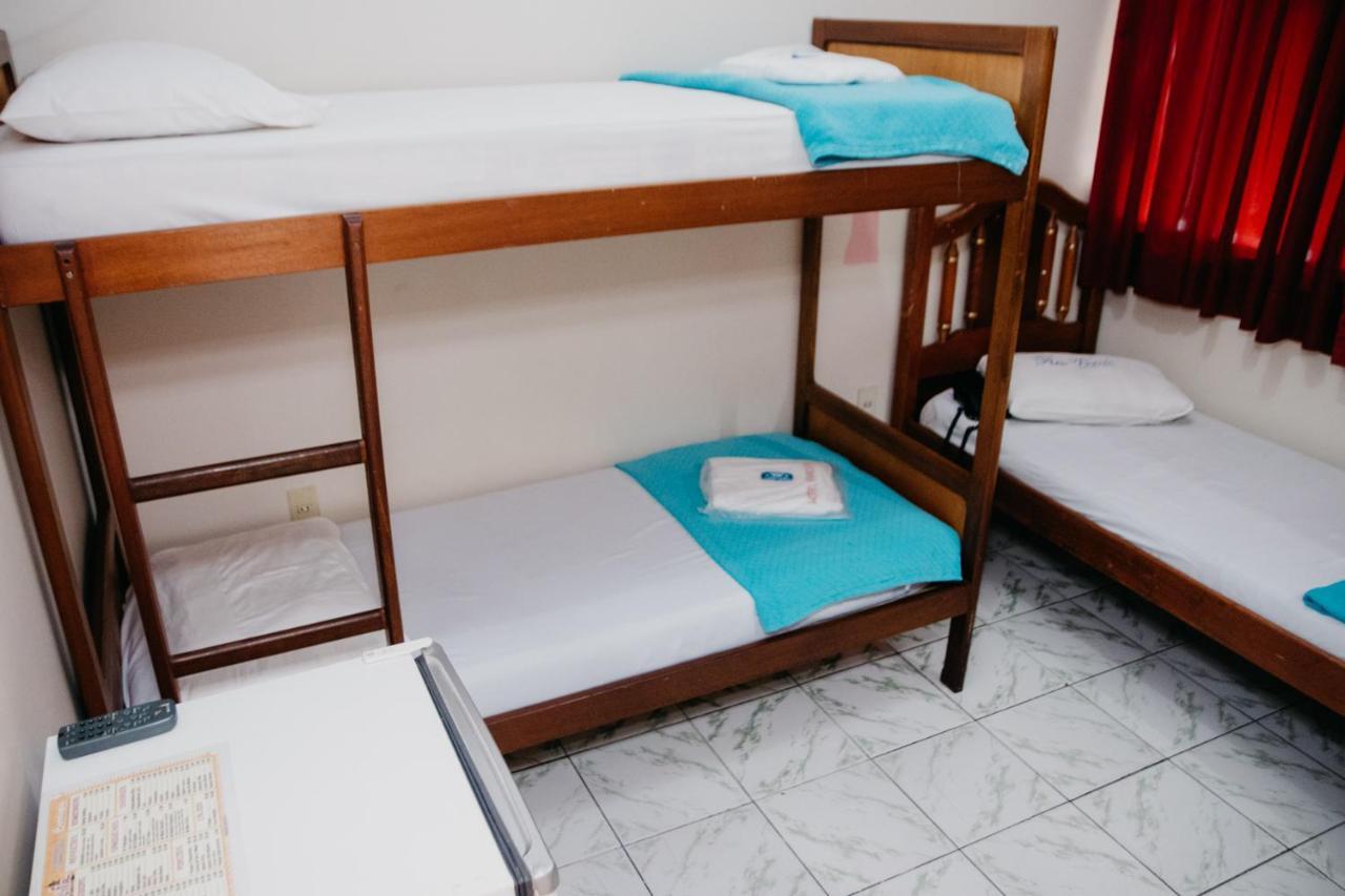 Quarto Econômico com 2 Camas de Solteiro