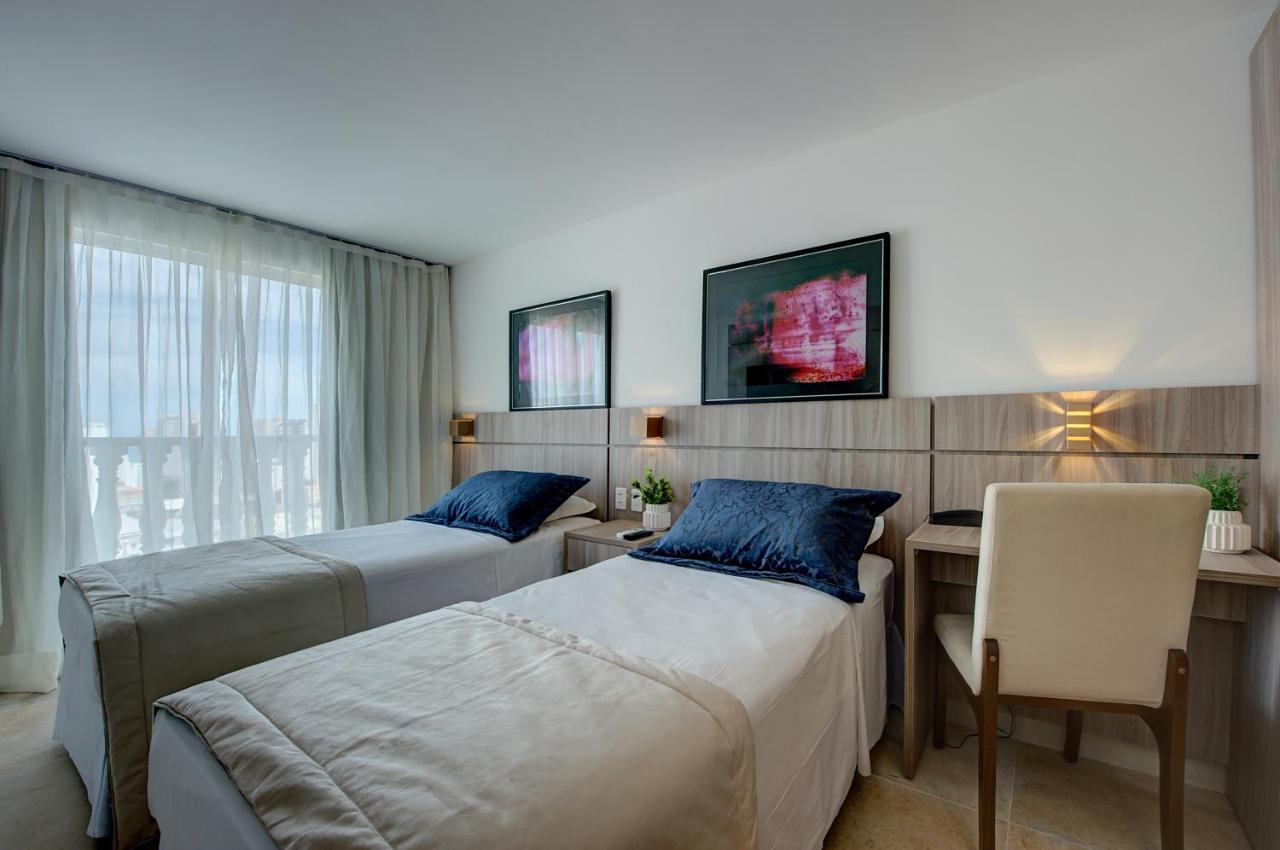 Quarto com 2 Camas de Solteiro e Vista do Mar