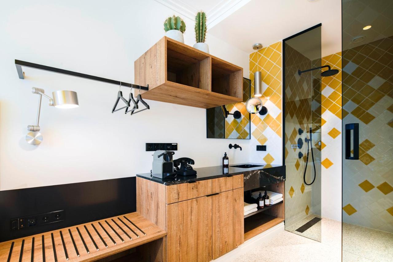 Standard Double/Queen Room,813396525:JPEG