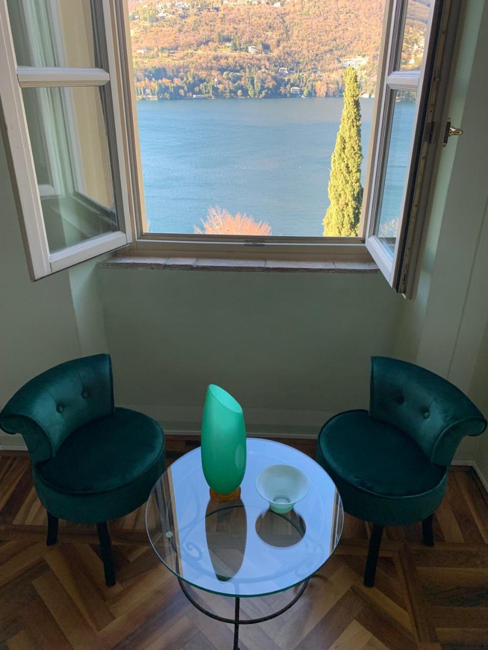 Camera Matrimoniale con Vasca Idromassaggio e Vista Lago