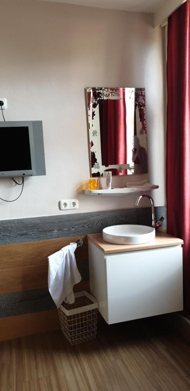Single Room,761964379:JPEG