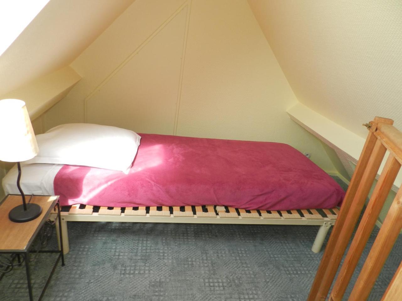 Twin Room with Small Transom Window (2 adults + 1 child),765664552:JPEG
