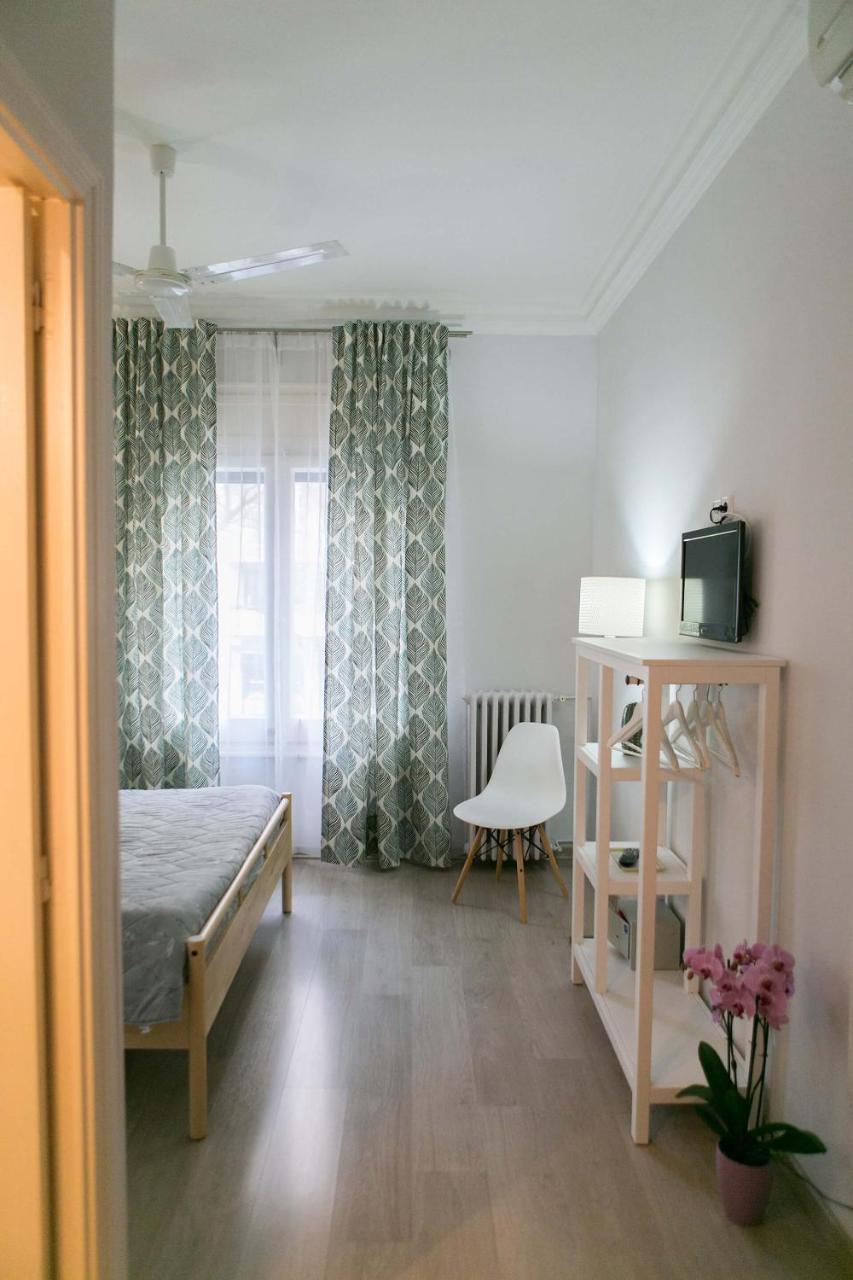 Tweepersoonskamer met 1 of 2 Bedden en Eigen Badkamer aan Buitenzijde