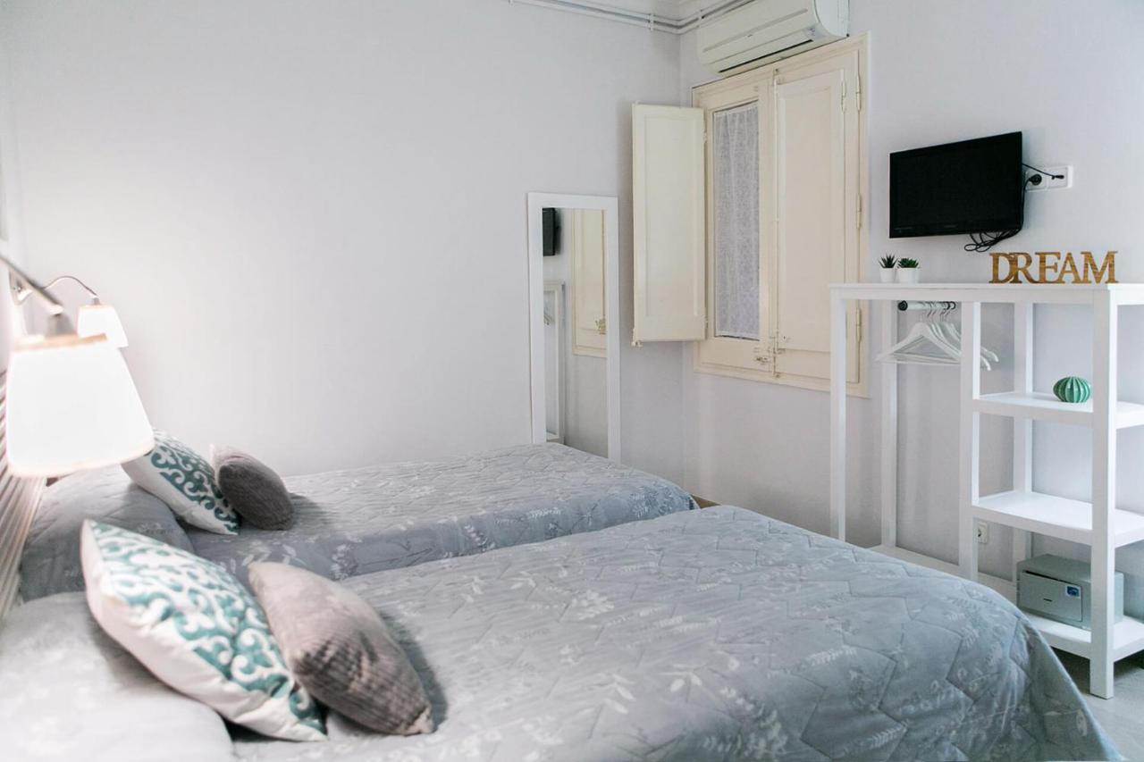 Tweepersoonskamer aan Binnenkant met 2 Aparte Bedden en Gedeelde Badkamer