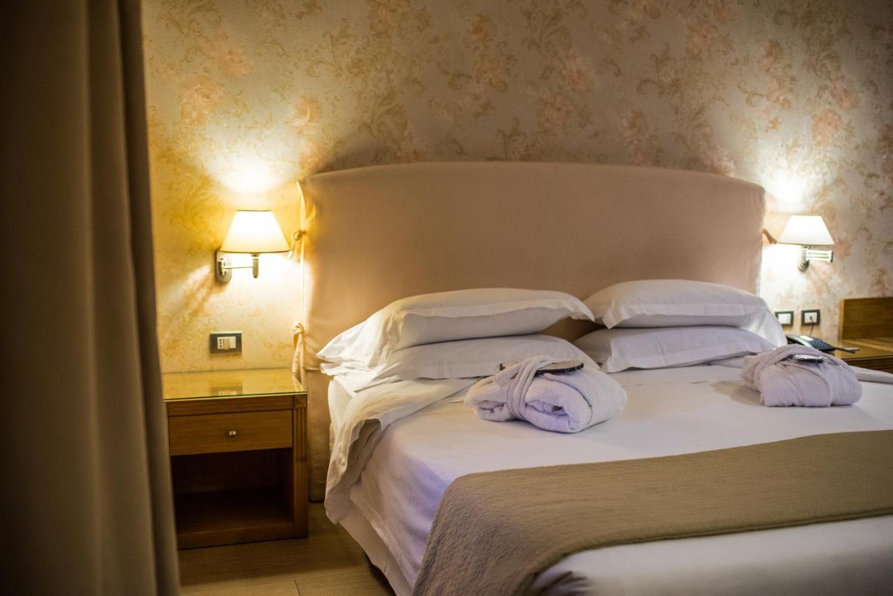 Family Room with Balcony,766962478:JPEG