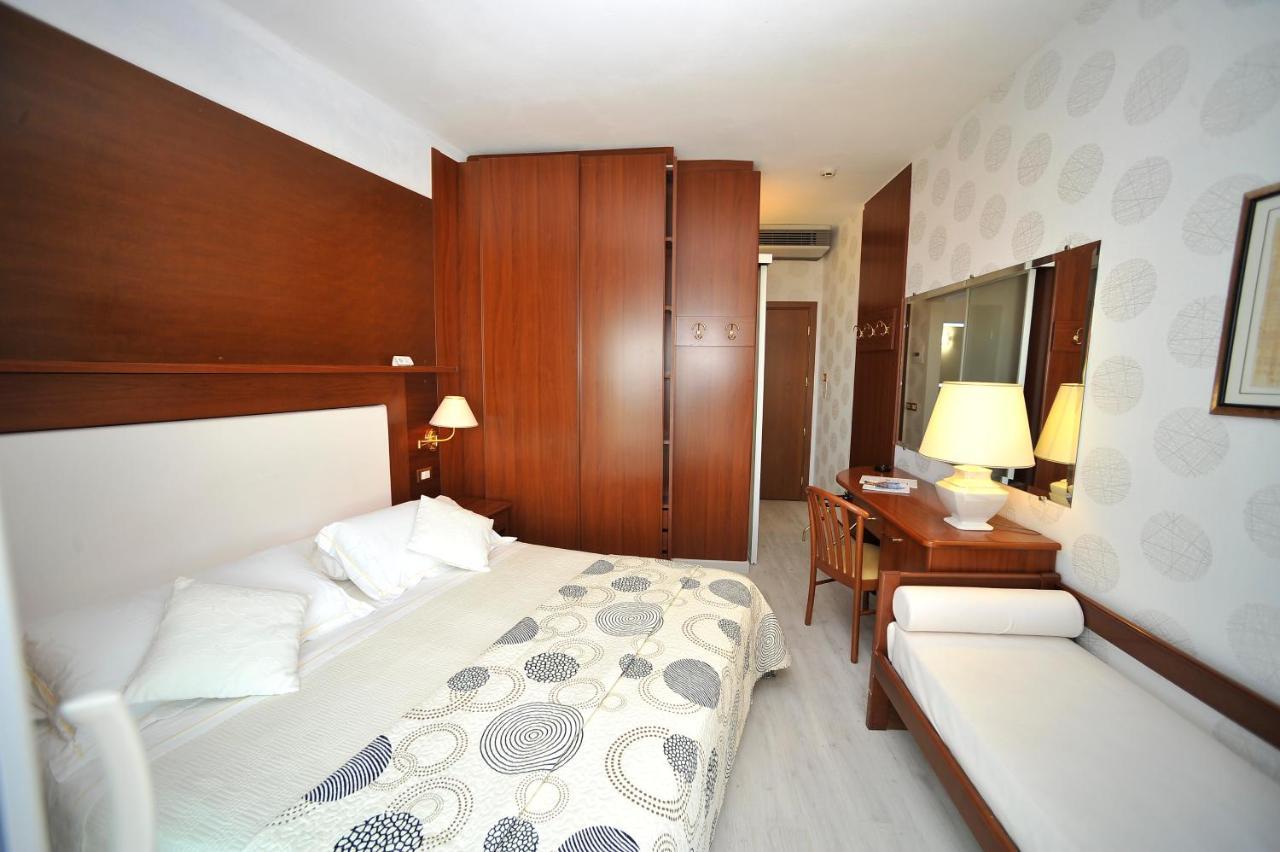 Double or Twin Room Balcony Lateral Sea View,765643810:JPEG
