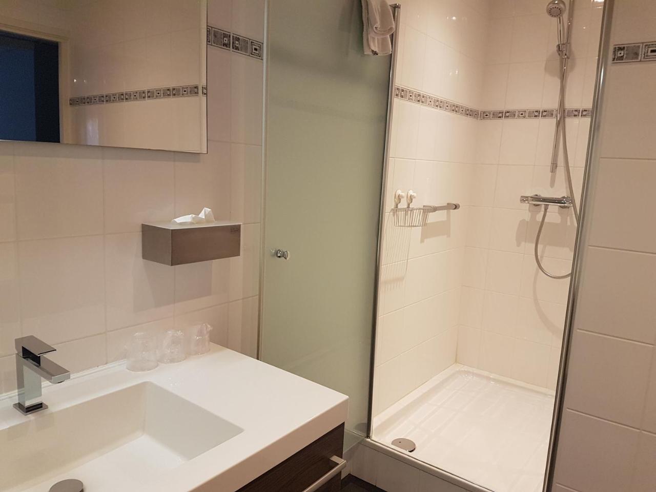 Family Room with Shower,957564229:JPEG