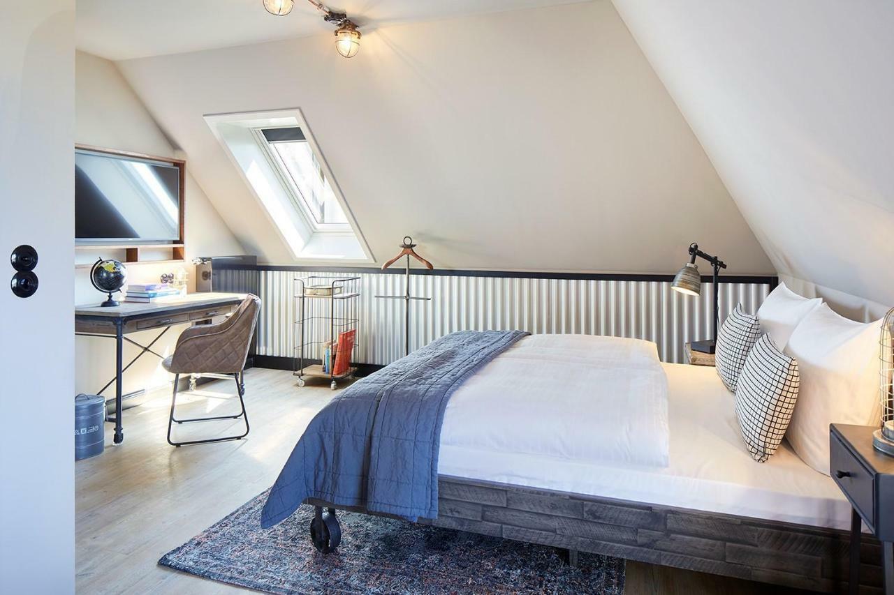Doppelzimmer mit Balkon mit seitlichen Meerblick