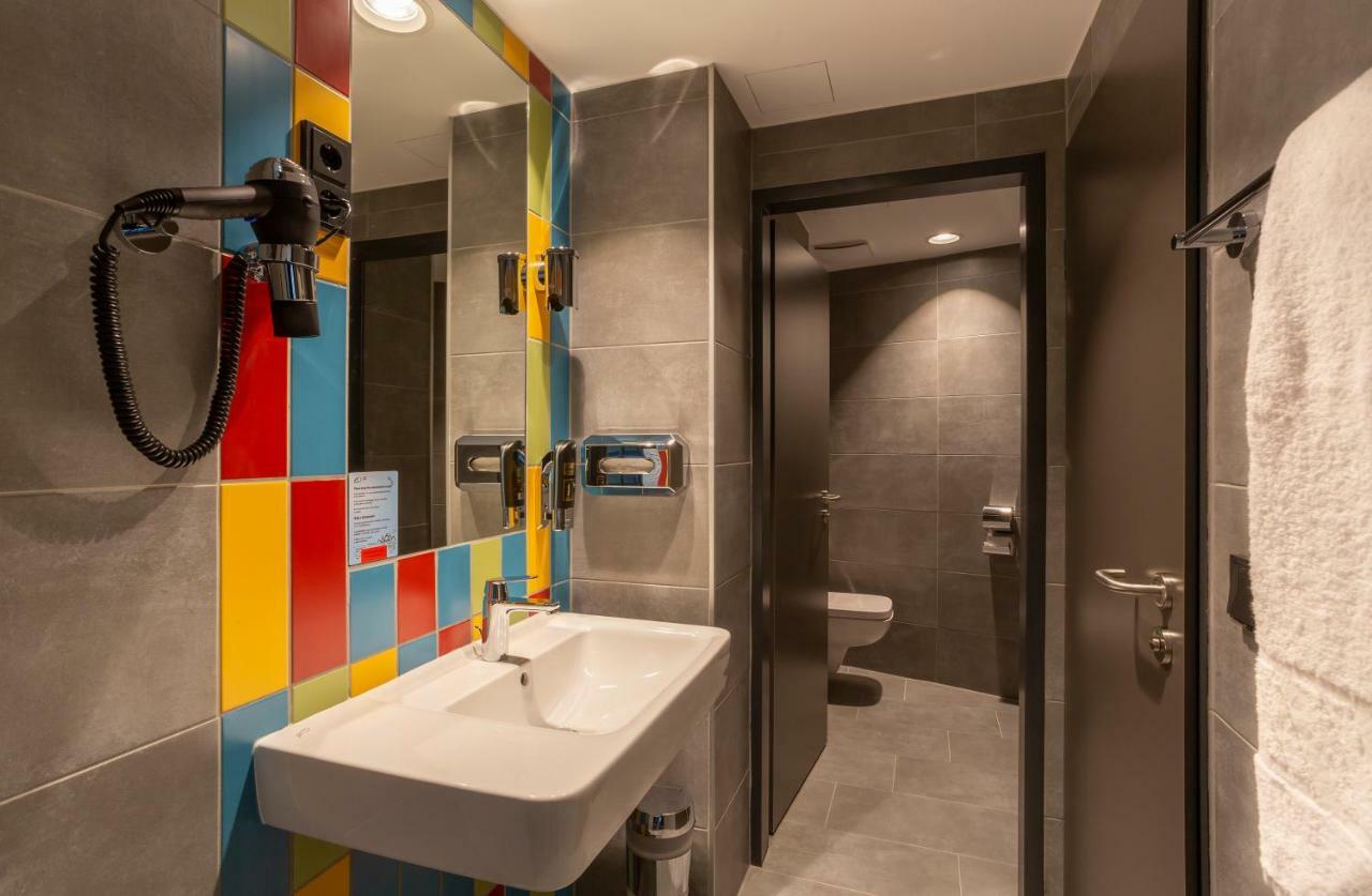 Quarto com 6 Camas