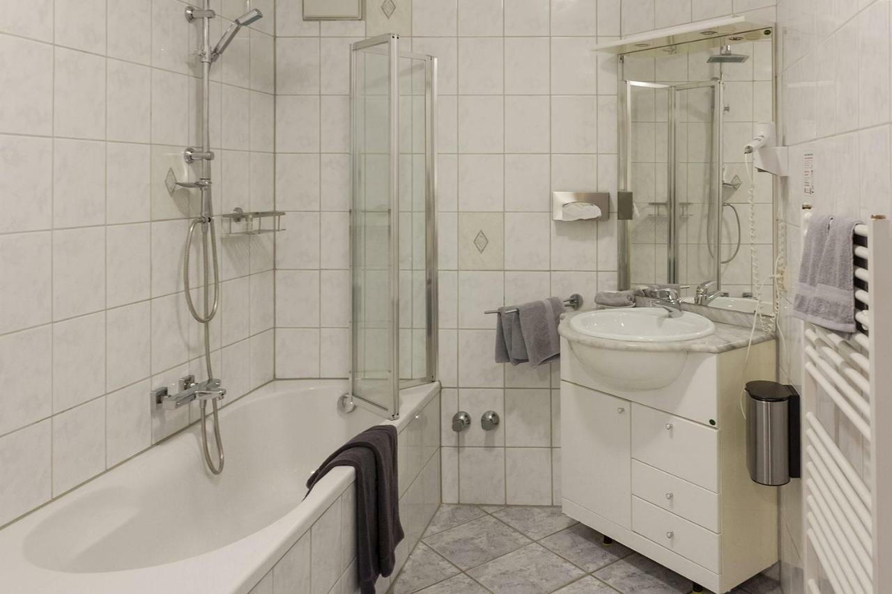 Dreibettzimmer mit Badewanne