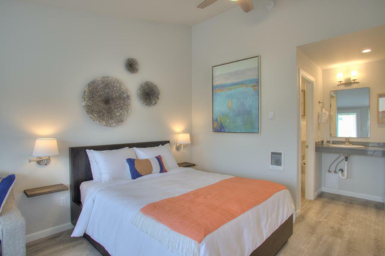 Queen Deluxe Suite - ADA Accessible - Streetside