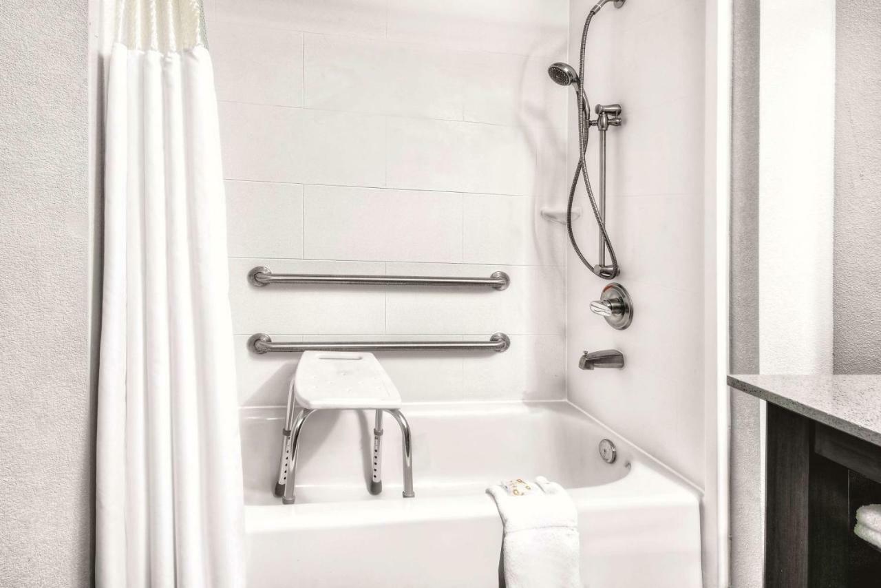 1 King Bed, Deluxe Mobility Accessible Room, Bathtub w/ Grab Bars, Non-Smoking