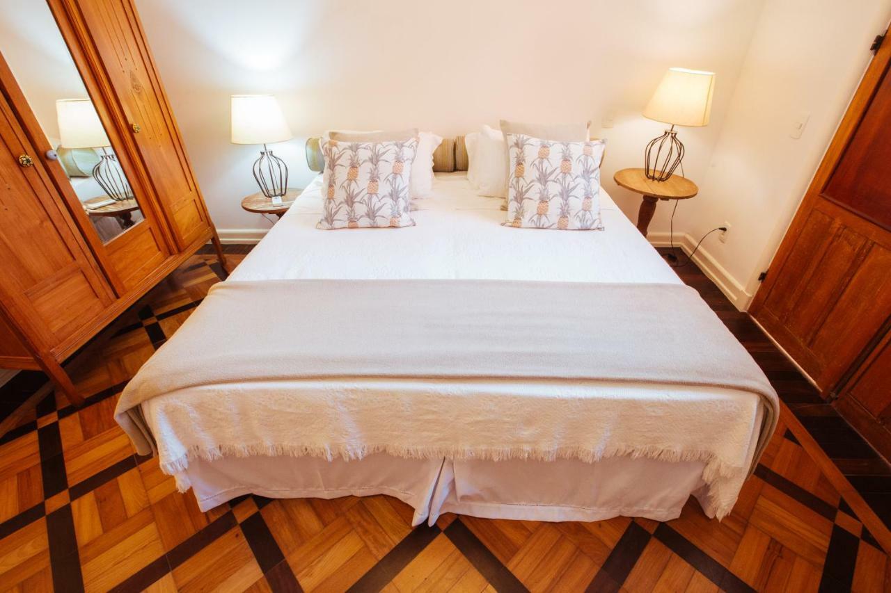 Suíte com Cama King-size e Vista da Piscina