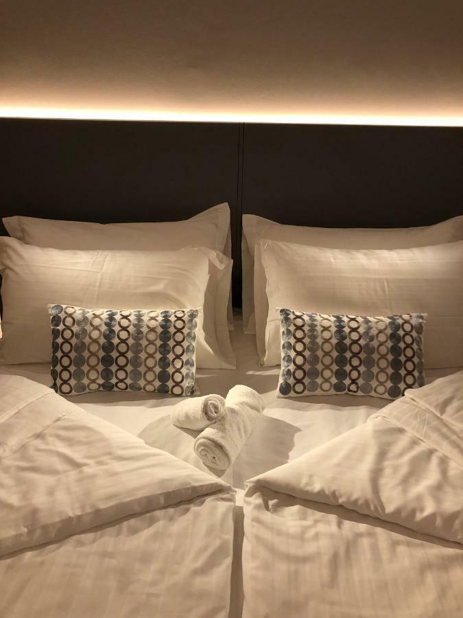 Apartment with Balcony and Partial Lake View,790999026:JPEG