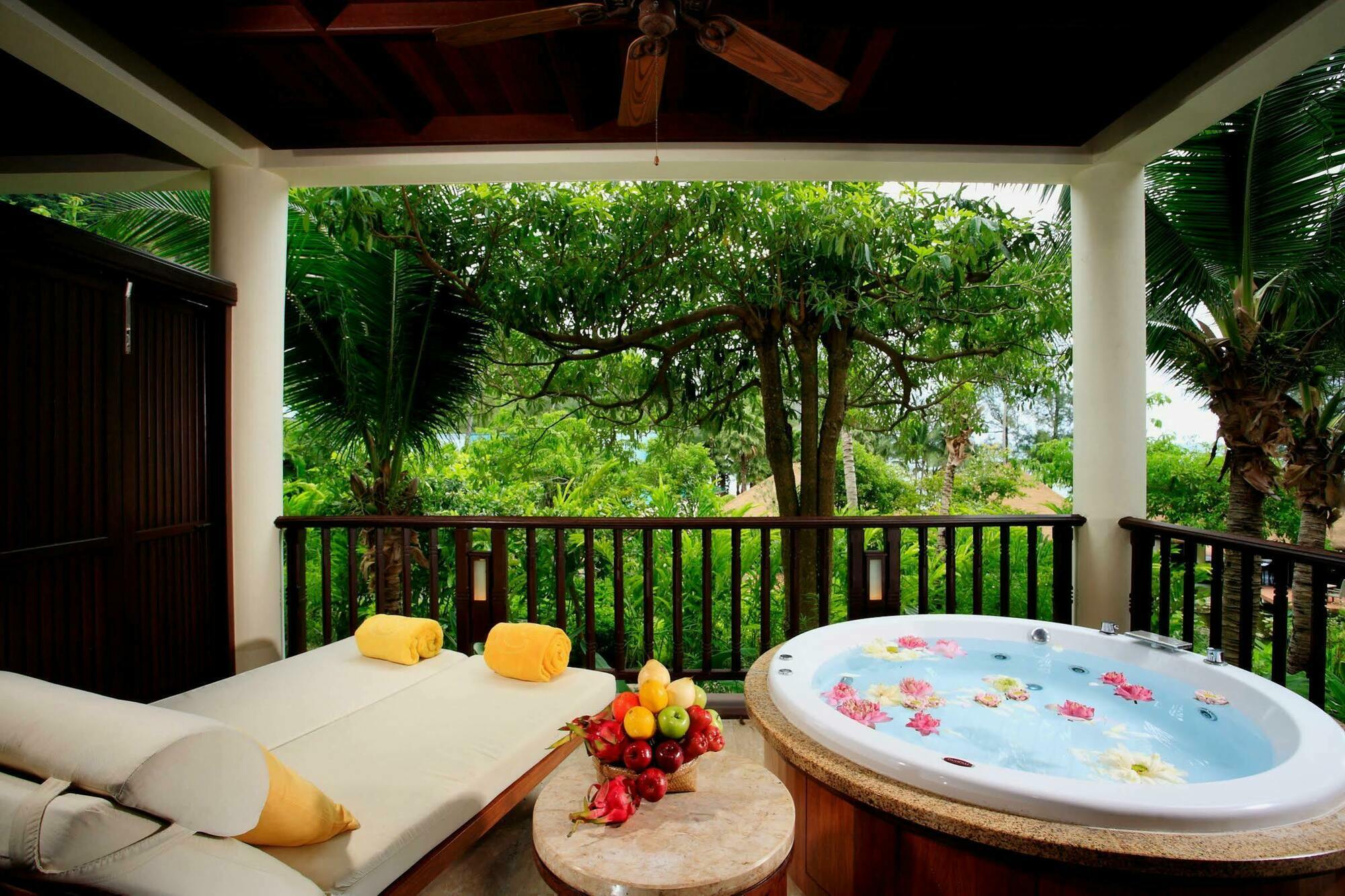 Habitación Deluxe con bañera de hidromasaje, vistas al jardín y cama extragrande