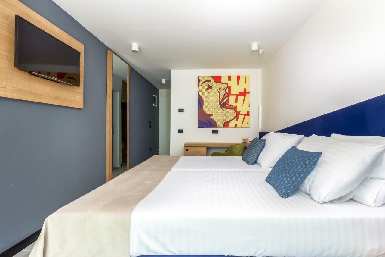 Double Room with 2 Extra Beds, Sea Side View and Balcony