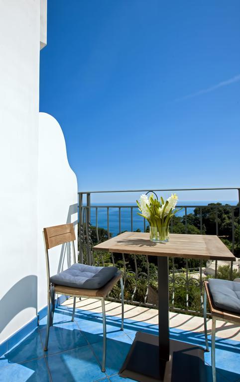 Habitación Deluxe en la última planta con balcón con vistas al mar