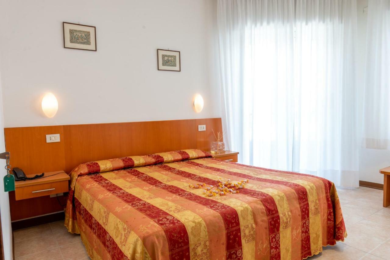 Double or Twin Room,799868463:JPEG