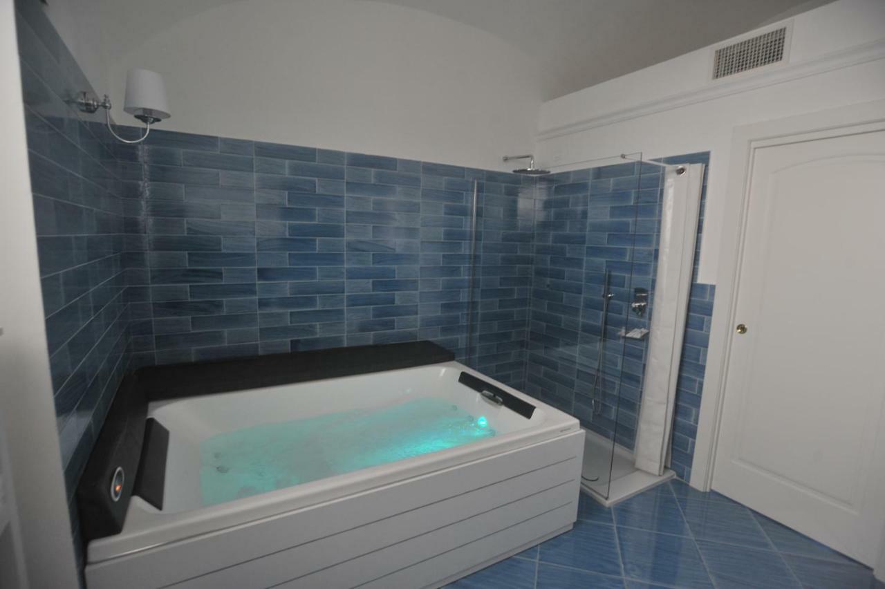 Suite met Kingsize Bed en Uitzicht op Zee