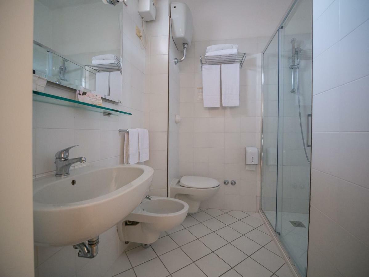 Double or Twin Room with City View,813158973:JPEG