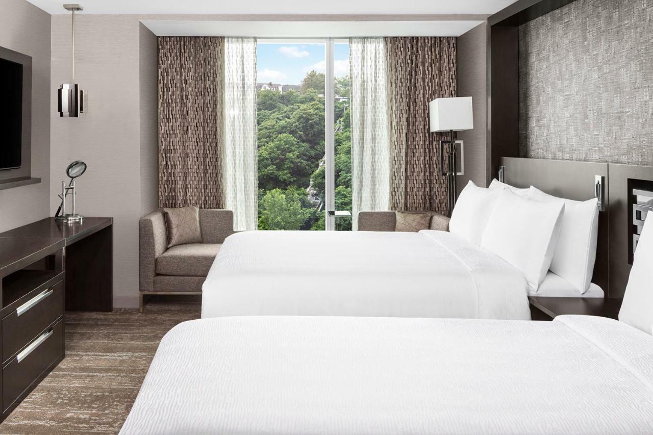 Deluxe Queen Room with Palisades View - Hearing Accessible