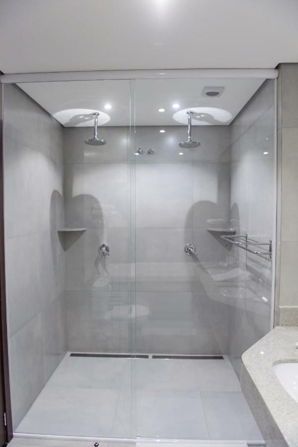 Suíte com Cama King-size e Banheira de Hidromassagem