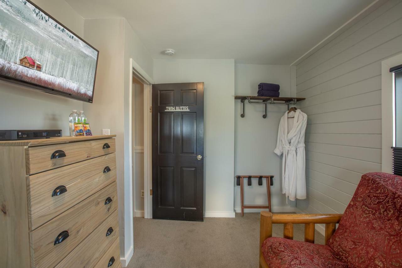 Queen Room with Mountain View