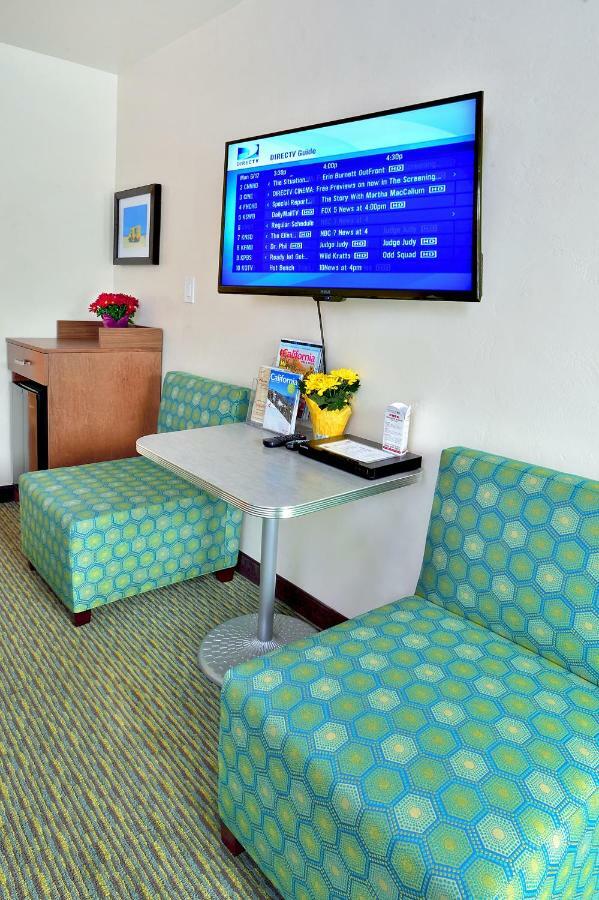 Petite King ADA Hearing & Visually Impaired 210 Sq FT,830230439:JPEG