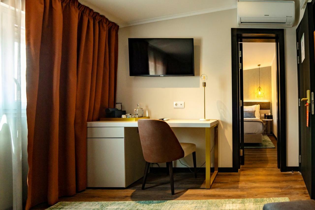 Quarto Deluxe (2 Adultos + 1 Criança)