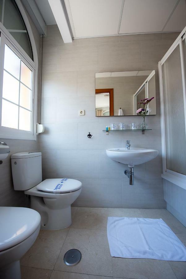 Quarto Twin com Cama Extra e Casa de Banho Privativa