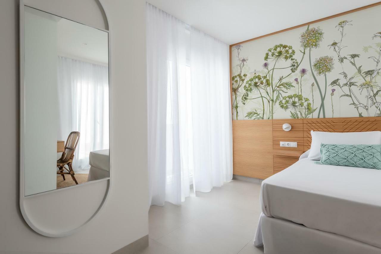 Habitación Doble Superior con vistas al mar y balcón