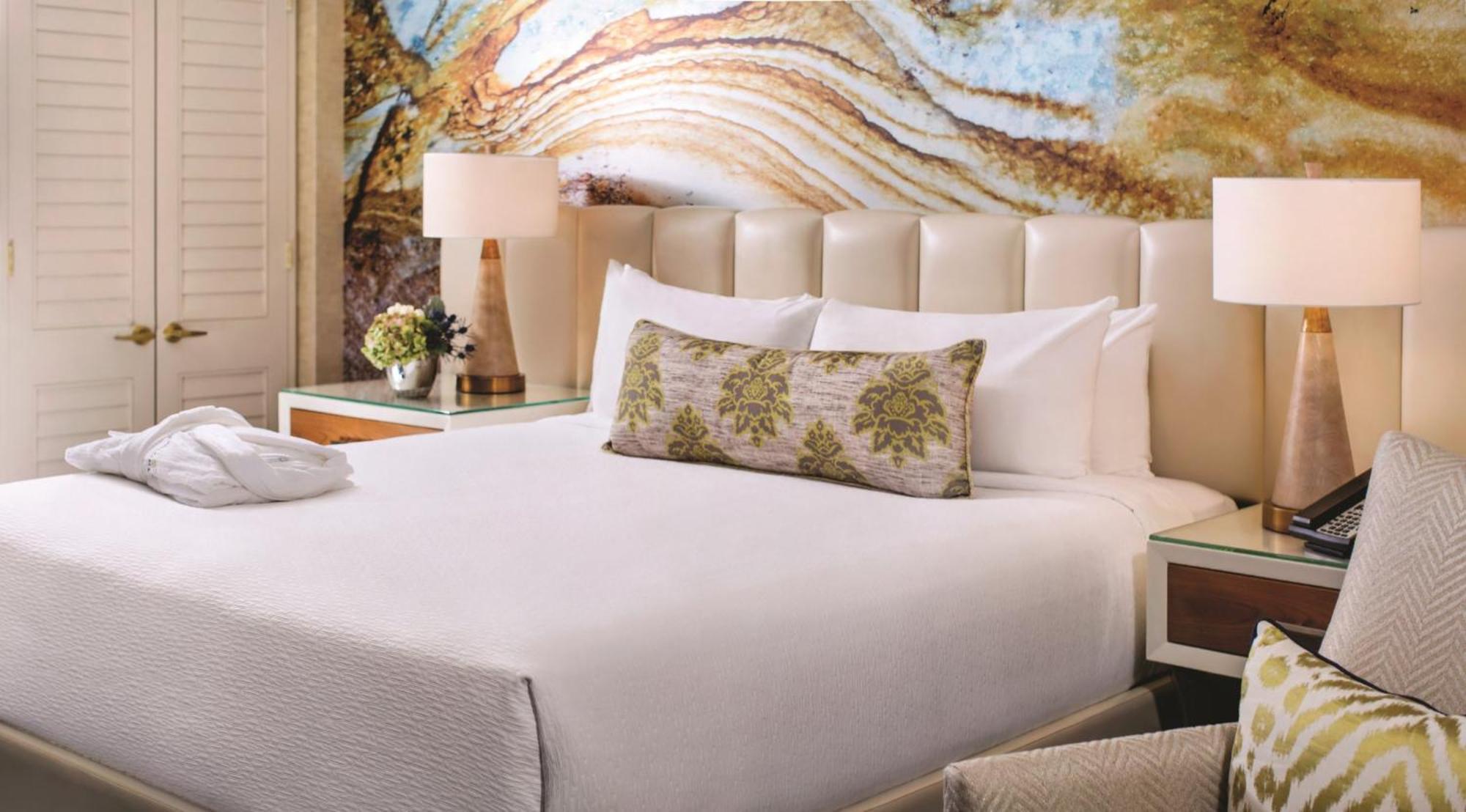 Resort Zimmer mit Kingsize-Bett und Blick auf den Strip