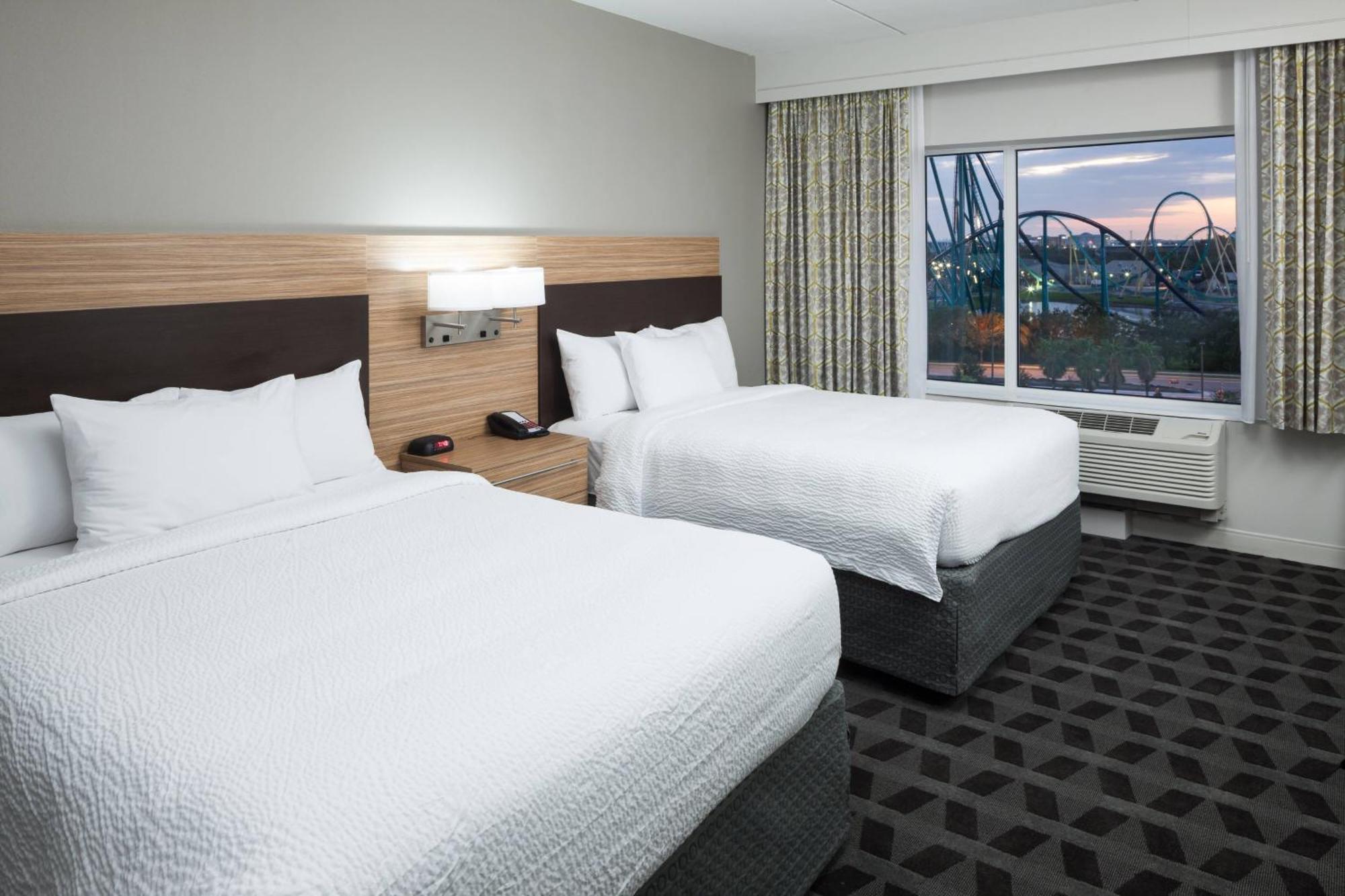 Deluxe Queen Suite