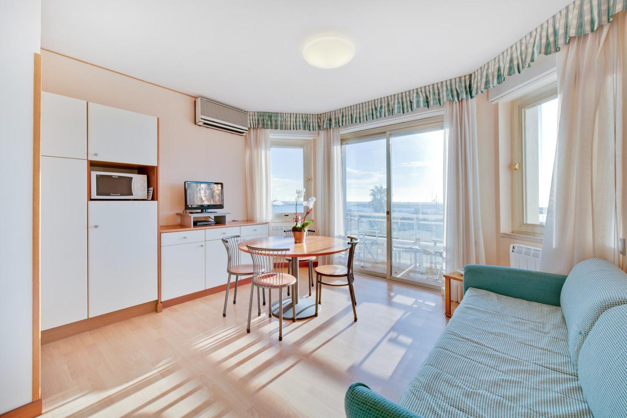 Studio with Balcony and Sea View,630365316:JPEG