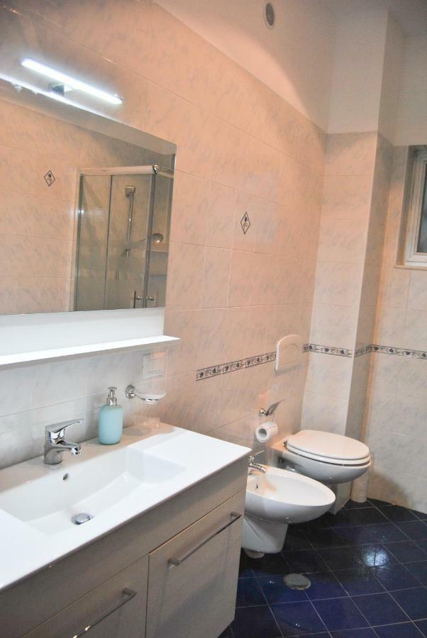 Camera Matrimoniale con Bagno in Comune e Balcone