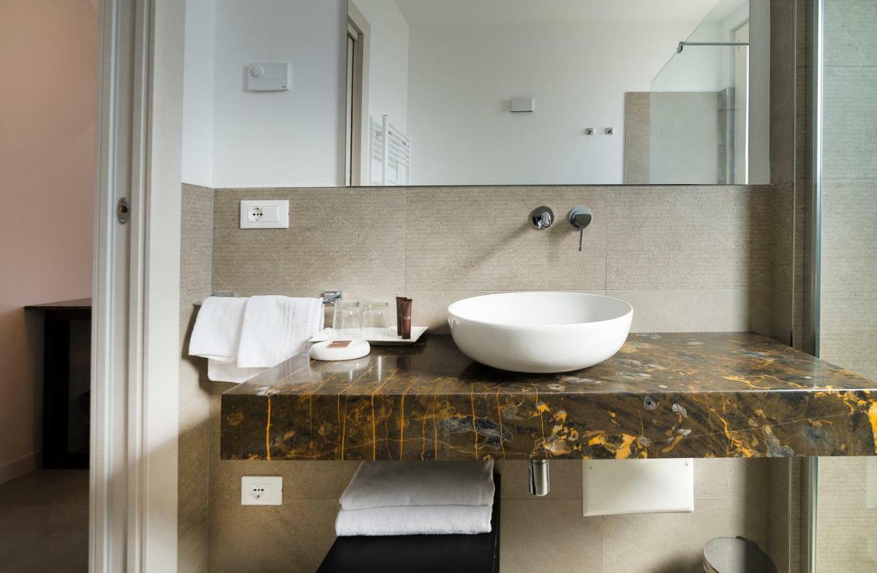 Deluxe Double Room Shower,876956888:JPEG