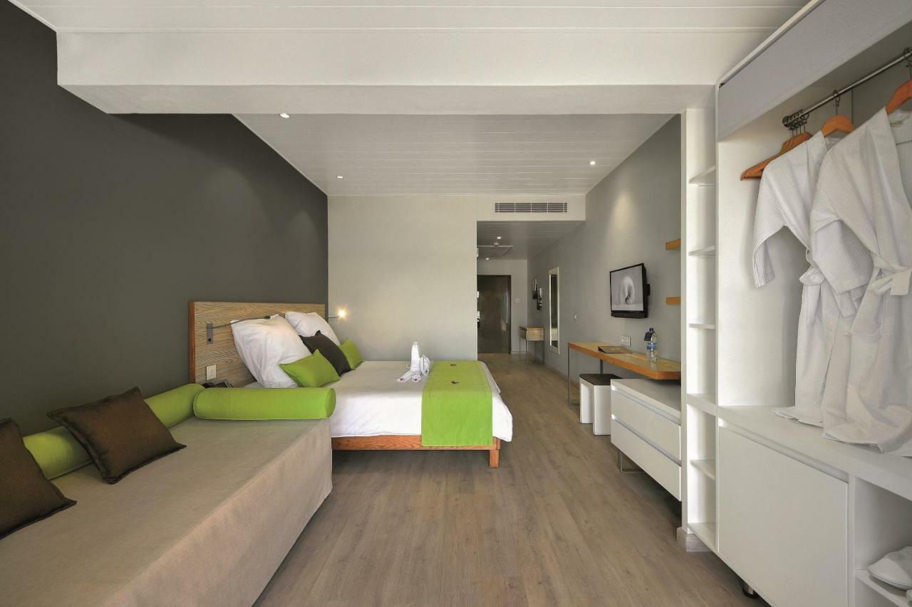 Chambre Supérieure Côté Océan (2 Adultes + 1 Enfant)