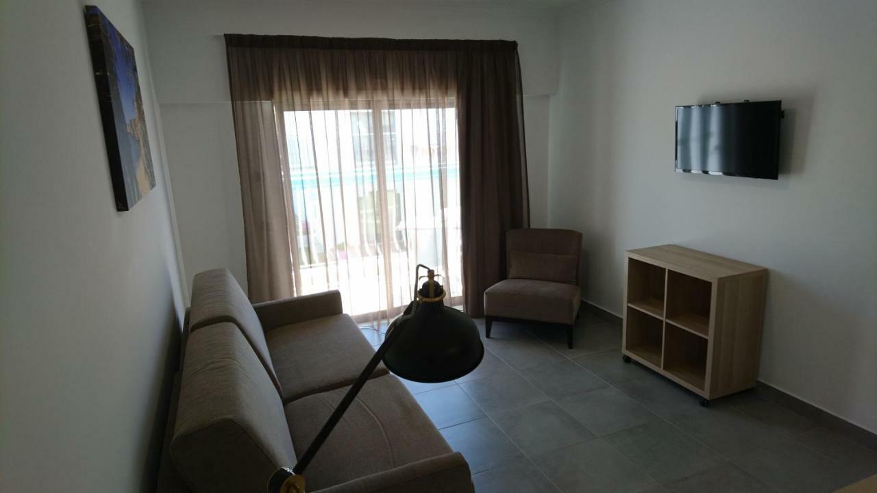 Three-Bedroom Apartment,885839452:JPEG