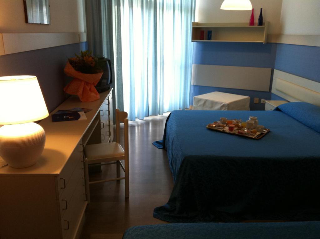 Double or Twin Room with Balcony and Partial Sea View,8921229:JPEG