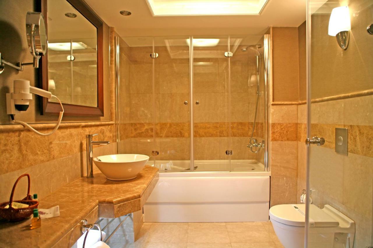 Suite with Hot Tub
