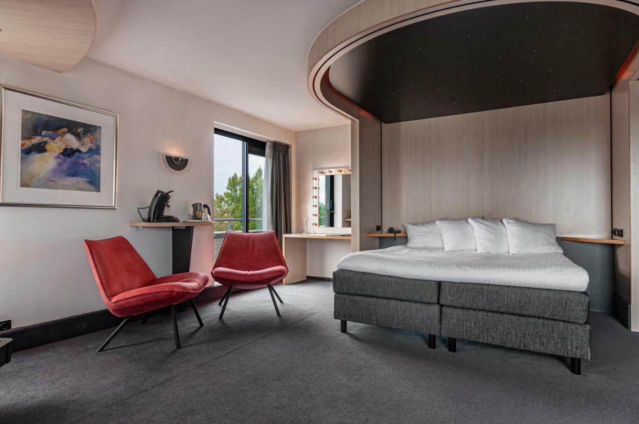 Suite with Hot Tub,893396401:JPEG