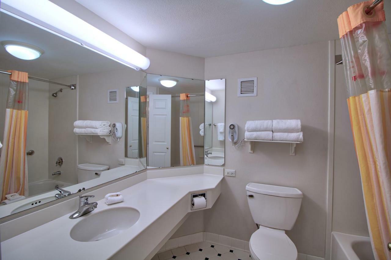 Deluxe Double Room with Two Double Beds and Pool View - Non-Smoking