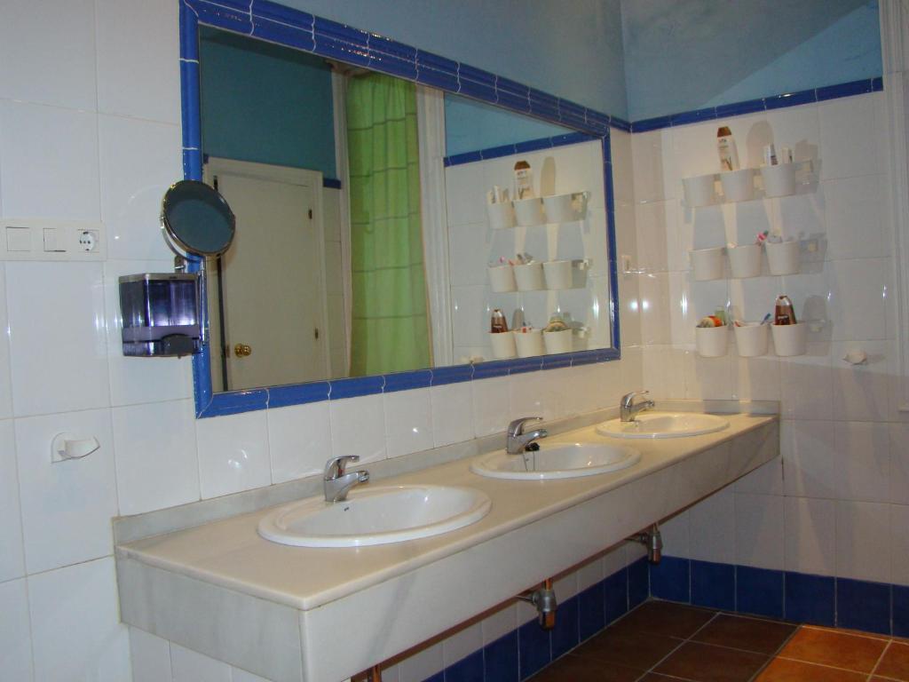 Deze driepersoonskamer heeft een gedeelde badkamer.