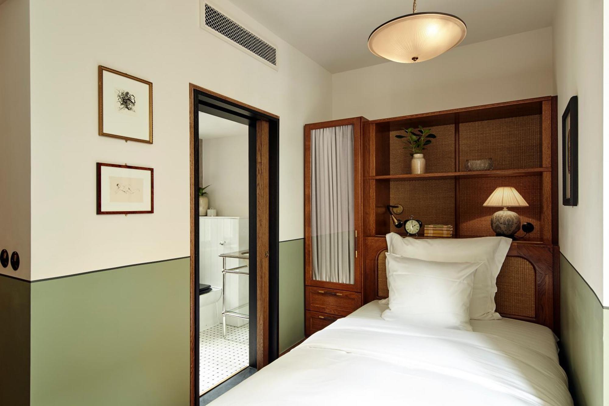 Single Room,629314695:JPEG