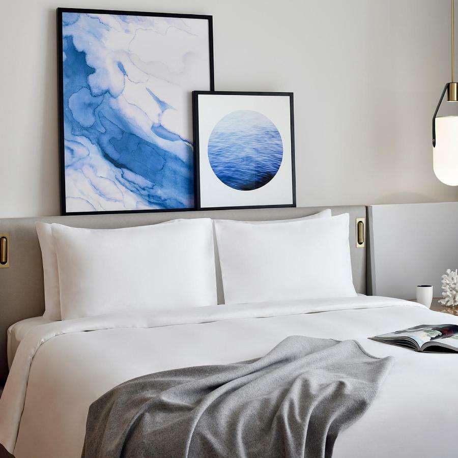 Chambre Lit King-Size Deluxe - Vue Partielle sur Port de Plaisance